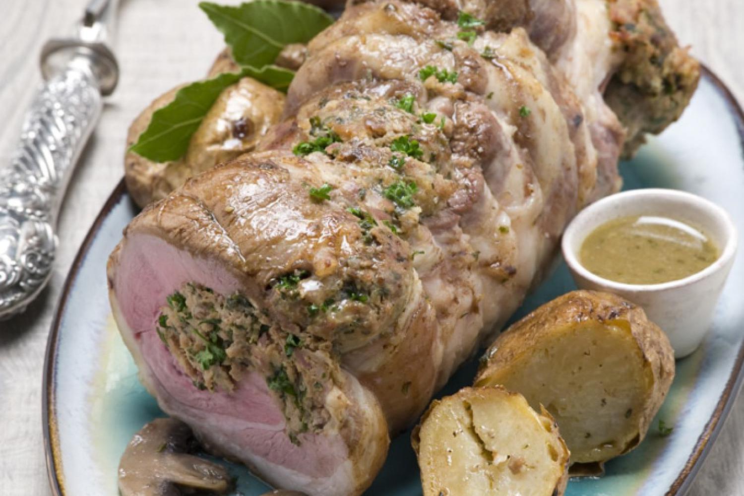 Épaule d'agneau farcie aux champignons